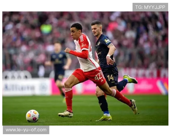 拜仁防线稳固,展现无懈可击的防守实力 拜仁防线稳固,展现无懈可击的防守实力